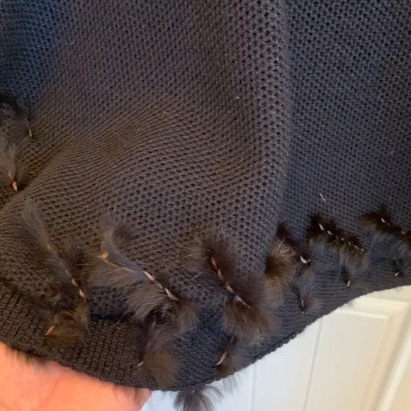 𝅺🌟🌟🌟 Doncaster black merino wool, silk, cashmere sweater with rabbit fur trim