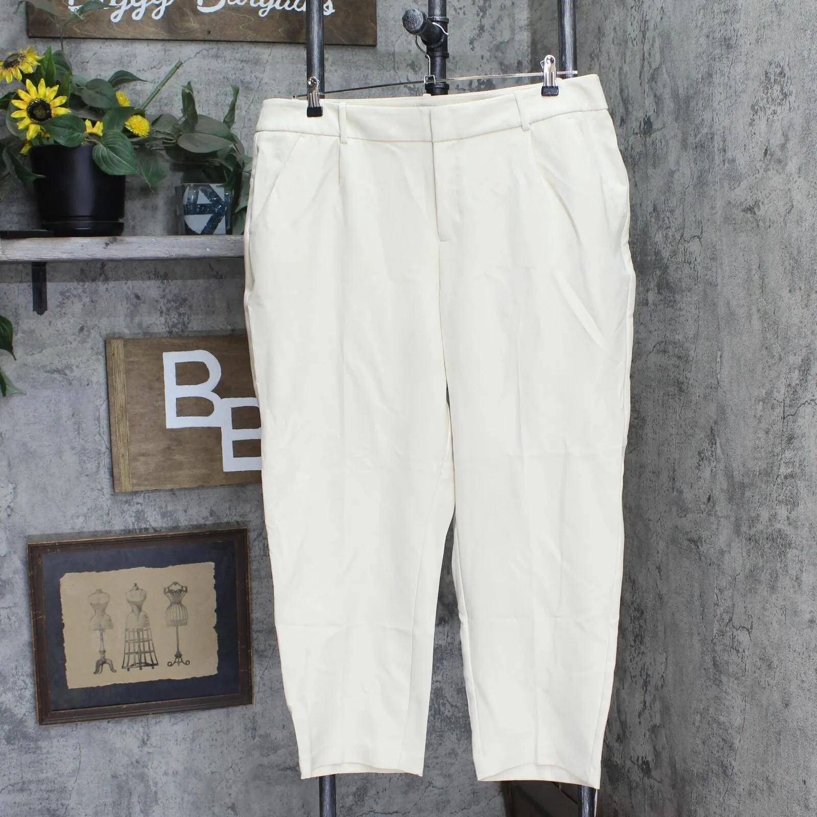 A New Day Women's Mid-Rise Regular Fit Pleated Pants. Cream Brown 18