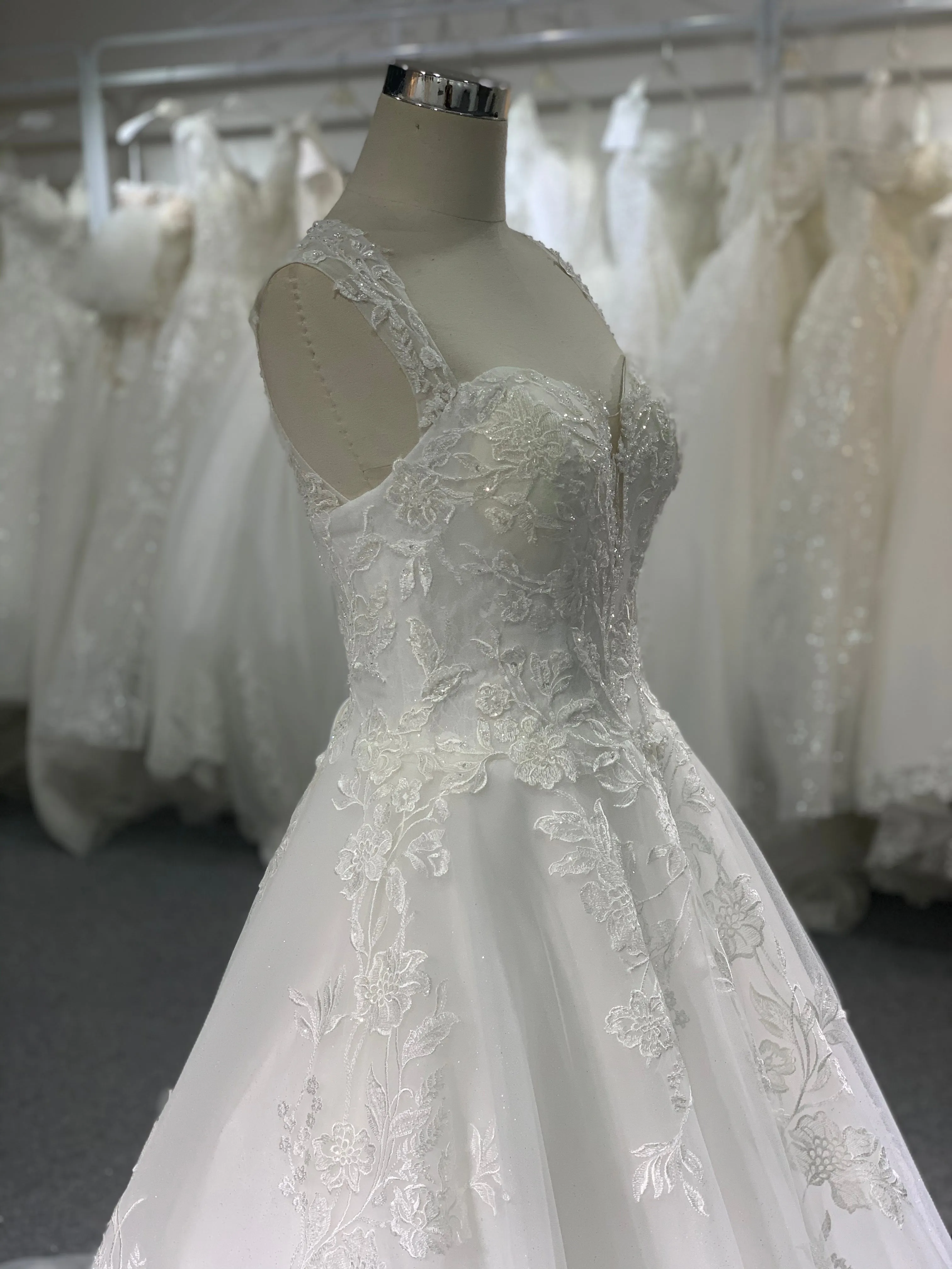 BYG sweetheart sleeveless wedding dress