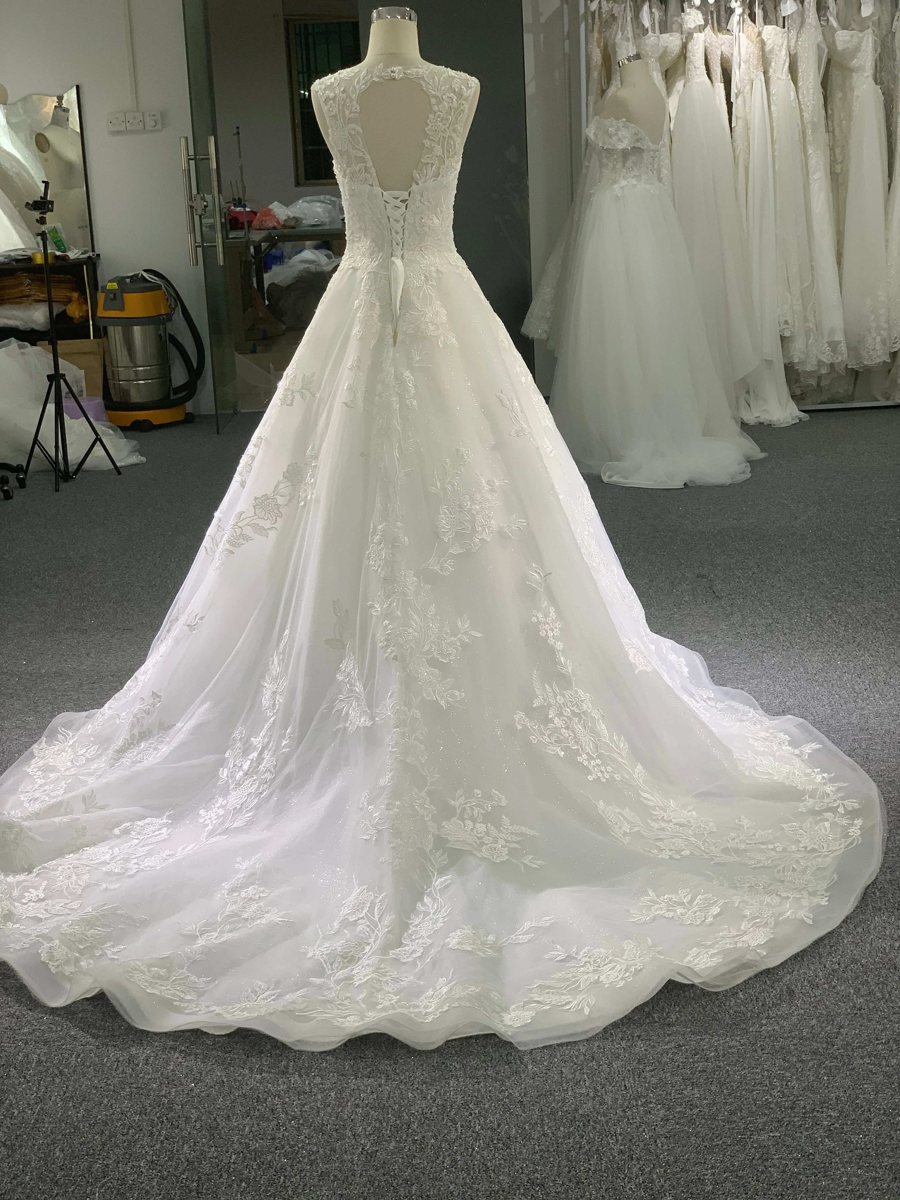 BYG sweetheart sleeveless wedding dress