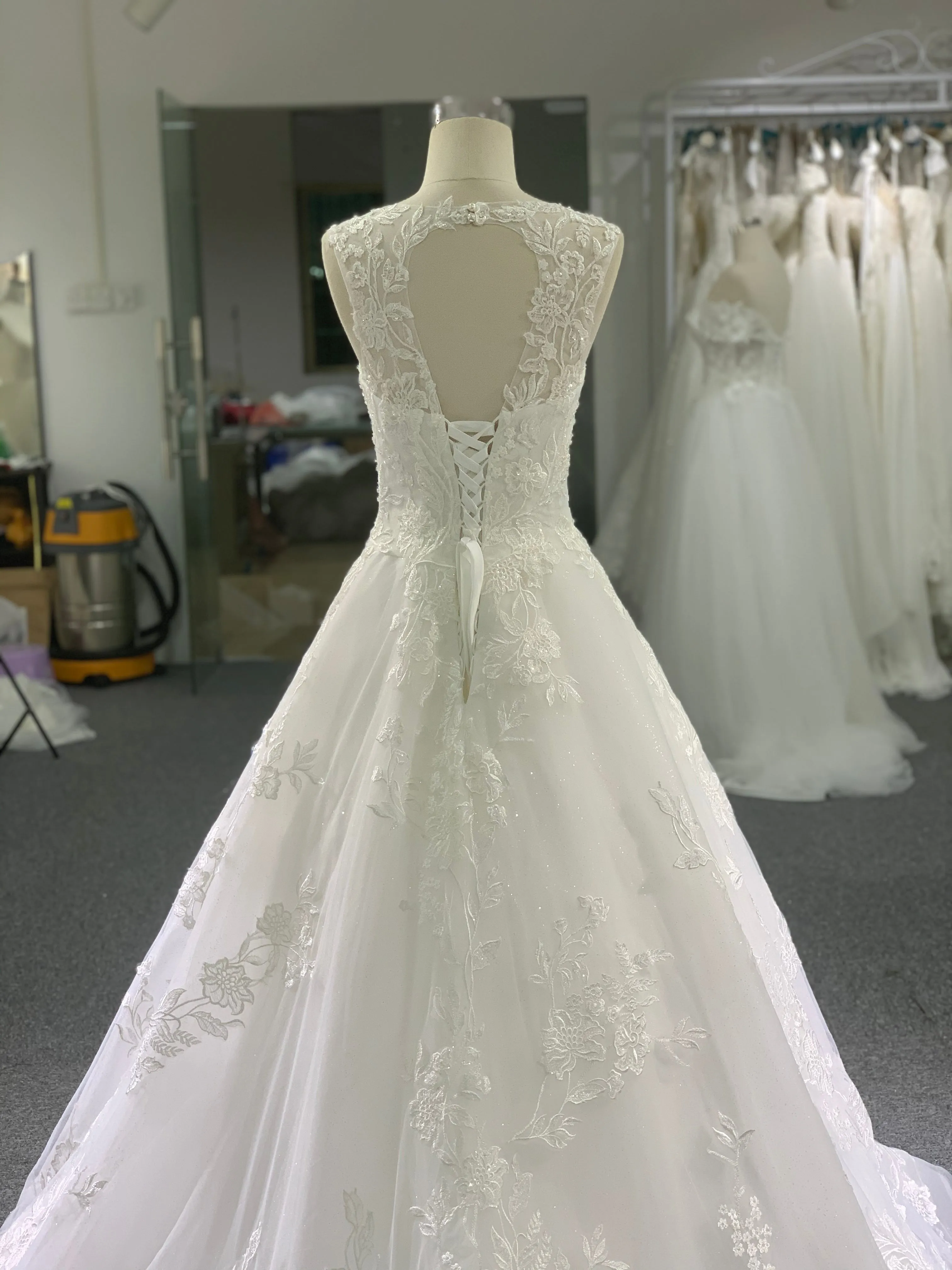 BYG sweetheart sleeveless wedding dress