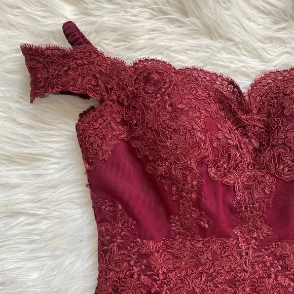 Dominating Body-fitting Off-shoulder Embroidery Lace Decorated Dress by Anny Lee