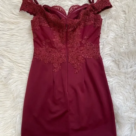 Dominating Body-fitting Off-shoulder Embroidery Lace Decorated Dress by Anny Lee