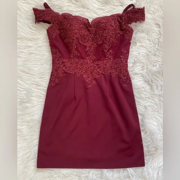 Dominating Body-fitting Off-shoulder Embroidery Lace Decorated Dress by Anny Lee
