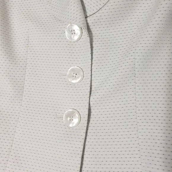 Le Suit 3 Button Skirt Suit Women's size 8 White w Blue mini polka-dot Polyester