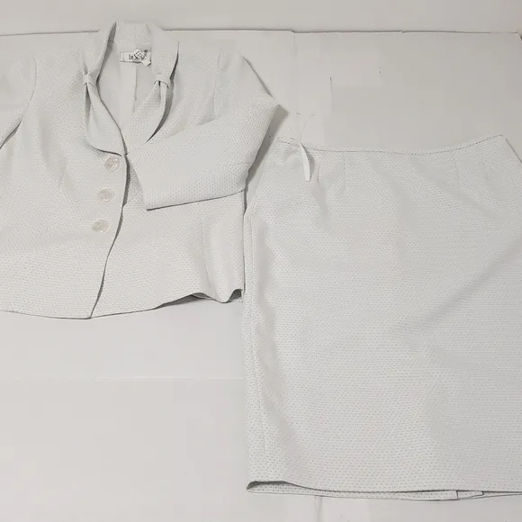 Le Suit 3 Button Skirt Suit Women's size 8 White w Blue mini polka-dot Polyester