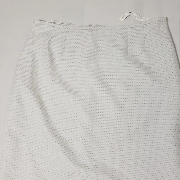 Le Suit 3 Button Skirt Suit Women's size 8 White w Blue mini polka-dot Polyester