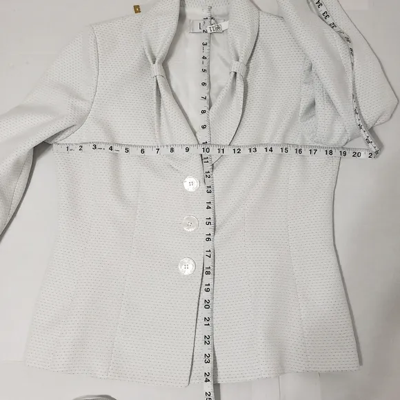 Le Suit 3 Button Skirt Suit Women's size 8 White w Blue mini polka-dot Polyester