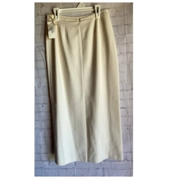 Le Suit Petite Skirt Suit Size 4P 4 Button Blazer Fully Lined Back Zip Skirt