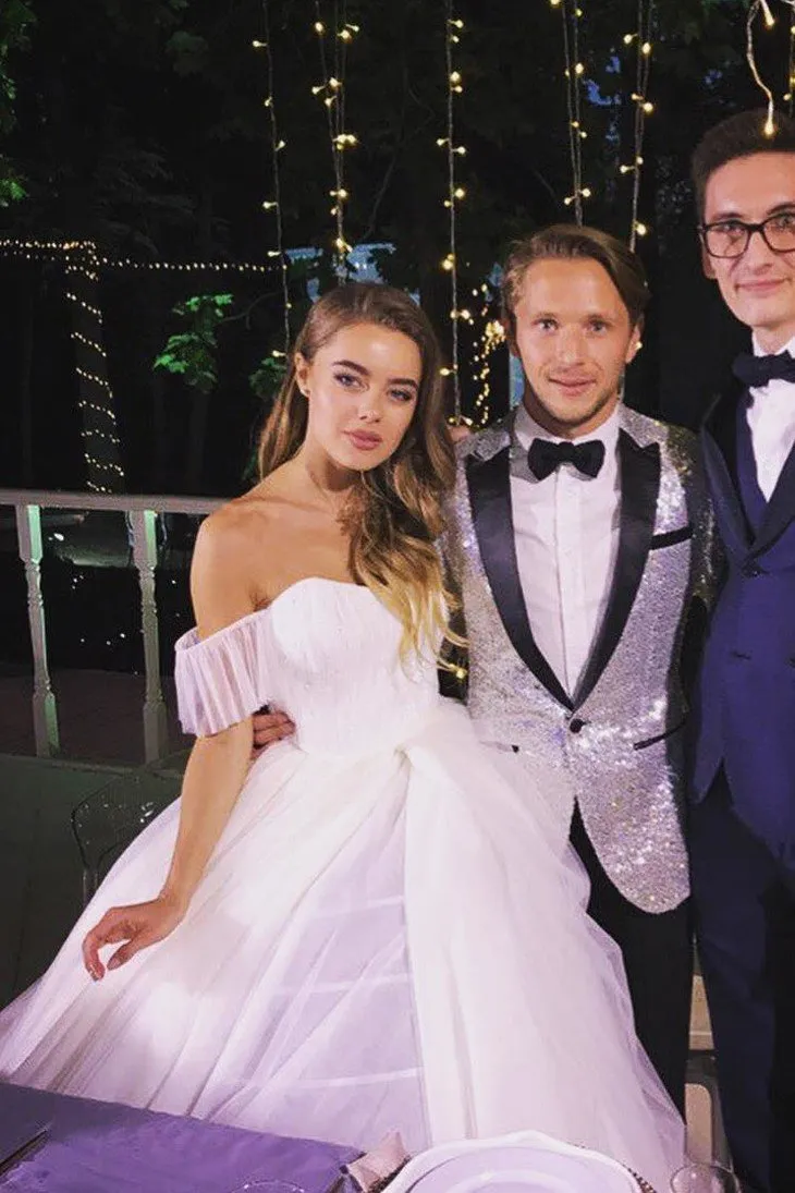 Off-the-shoulder Tulle Wedding Dress Gown with Long Train