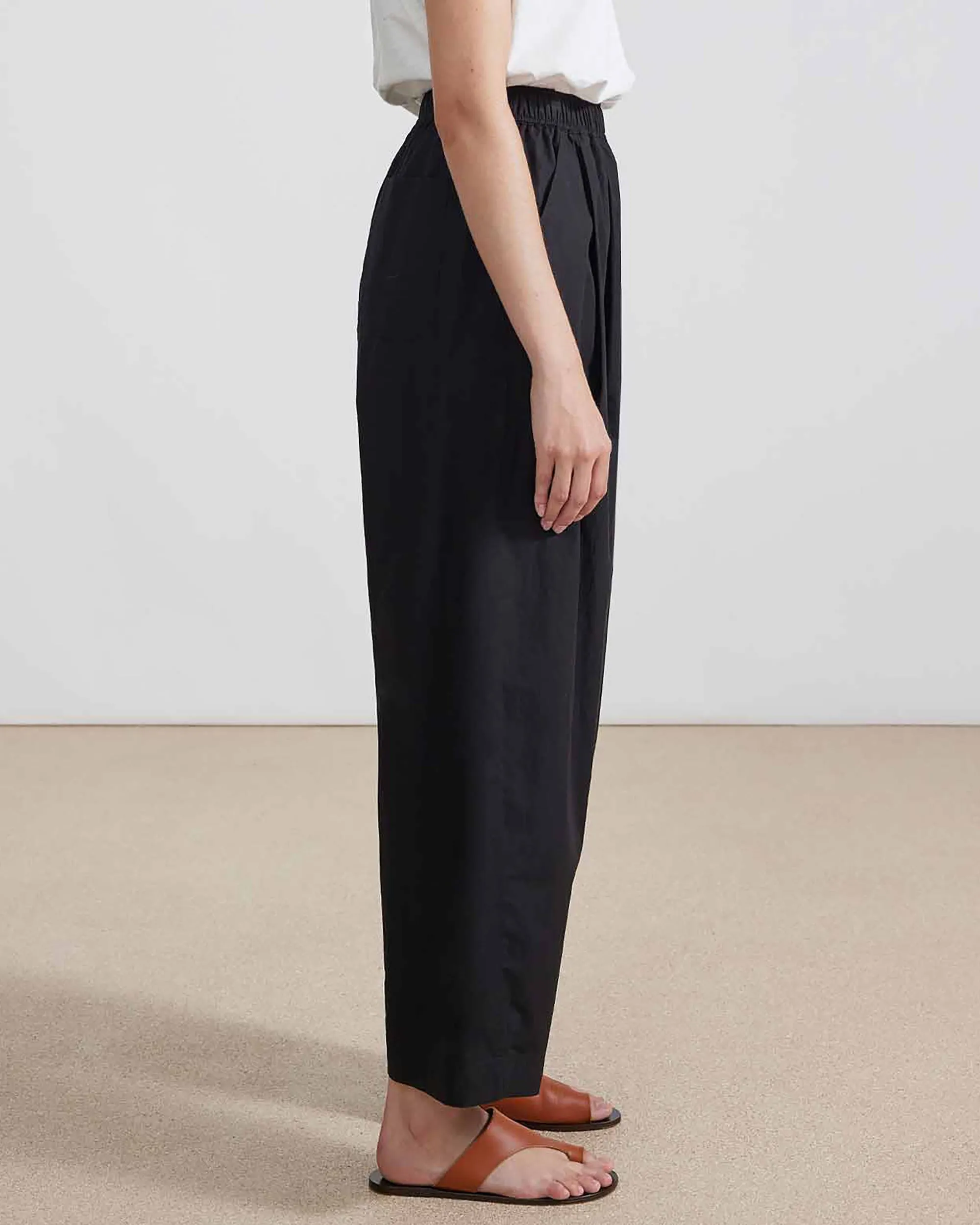 Spa Pleat Pant in Black