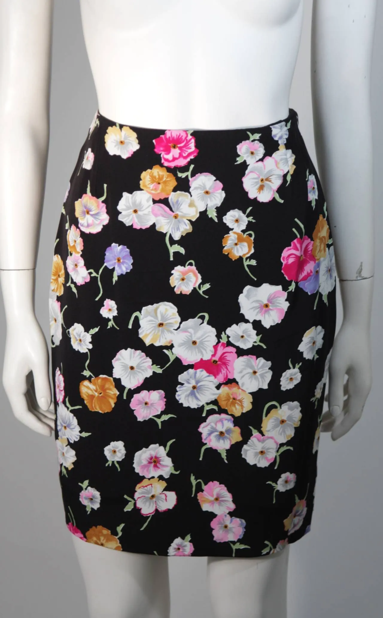 VICKY TIEL Black Floral Print Skrt Suit with Lace Panel Size Small