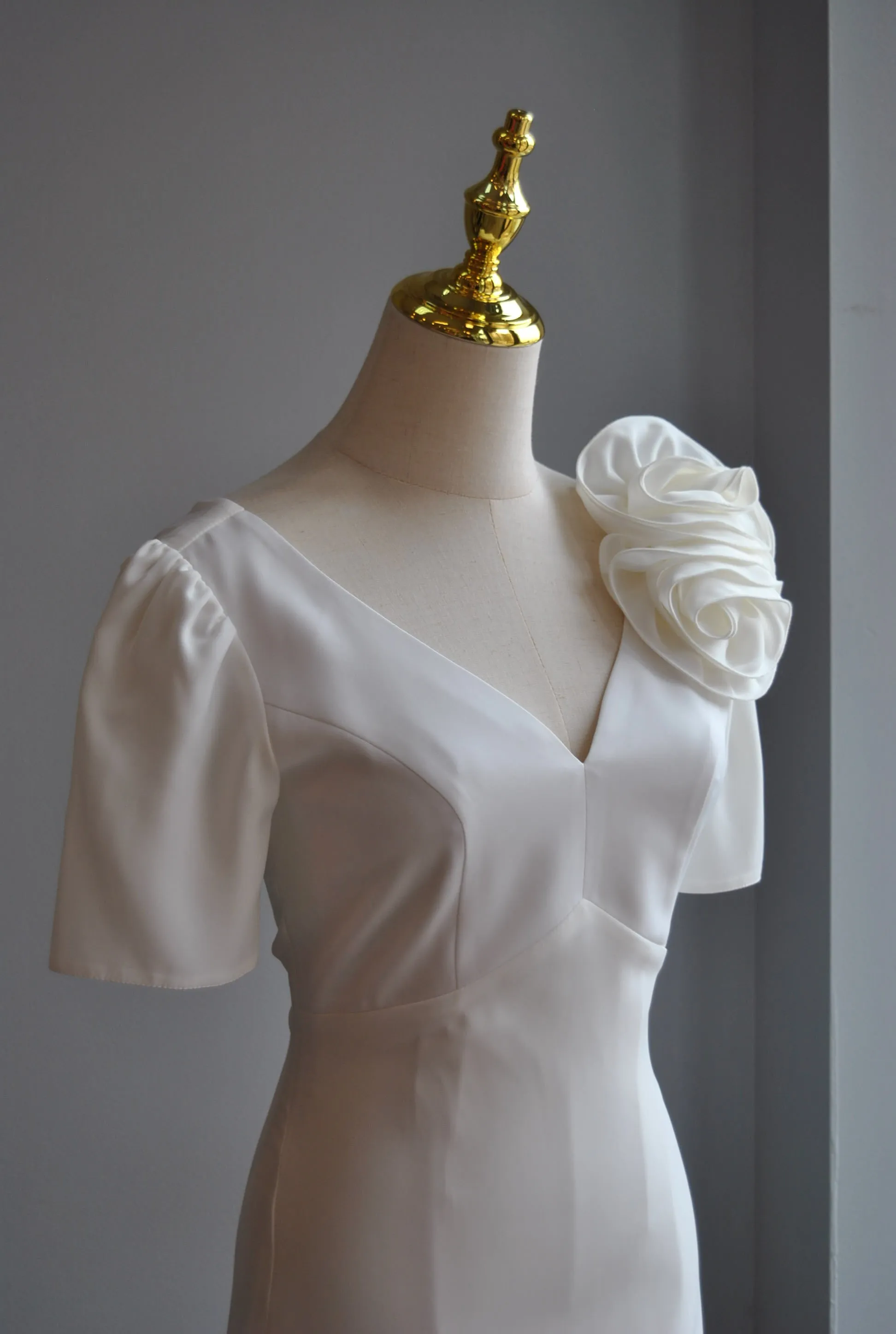 WHITE COCKTAIL DRESS A-LINE WITH DETACHABLE FLOWER PIN