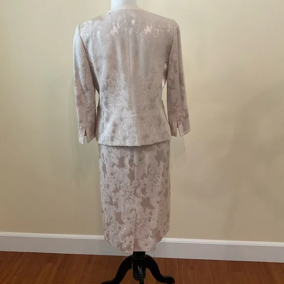 Women’s Kasper 2-piece jacket and skirt set