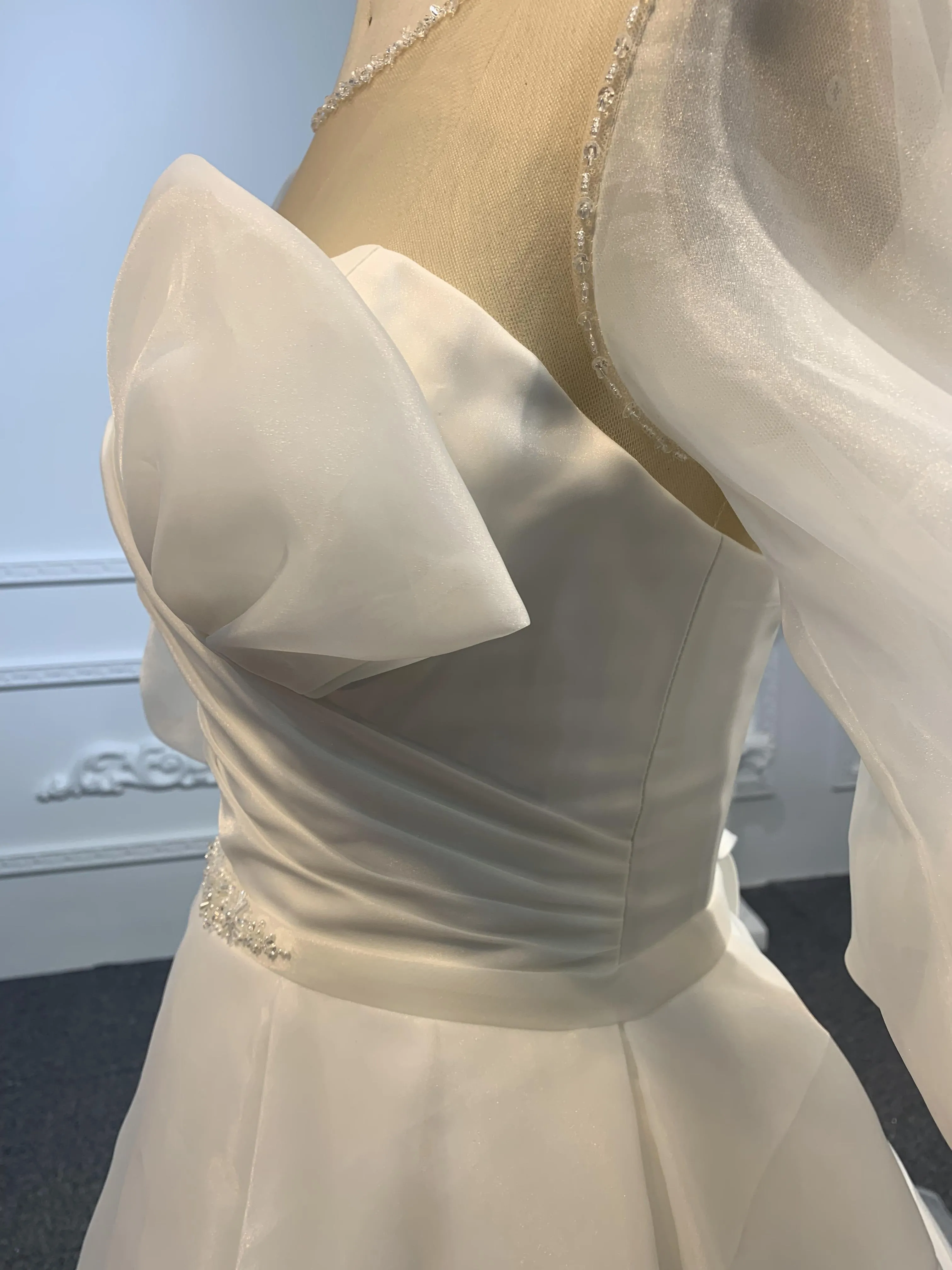 Z019-The Organza Sweetheart Neckline Long Sleeve Wedding Dress